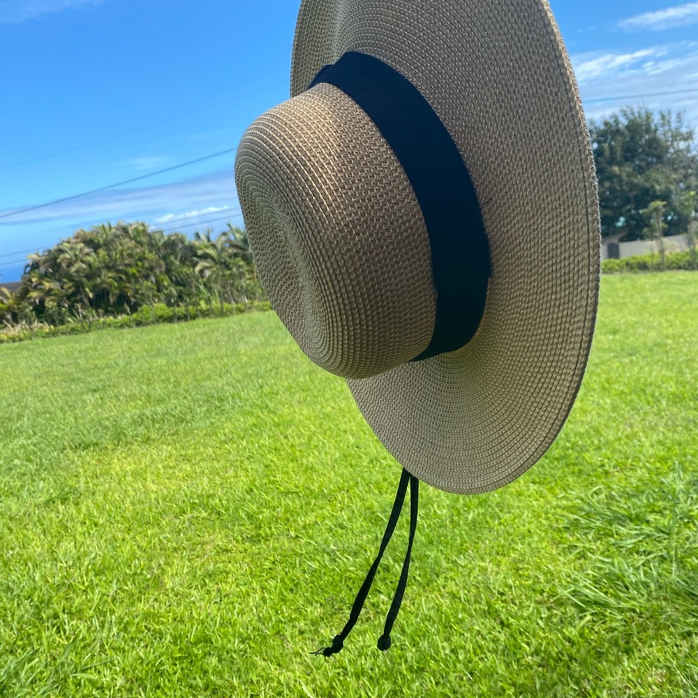 Hat with adjustable string - Picture 4 of 5